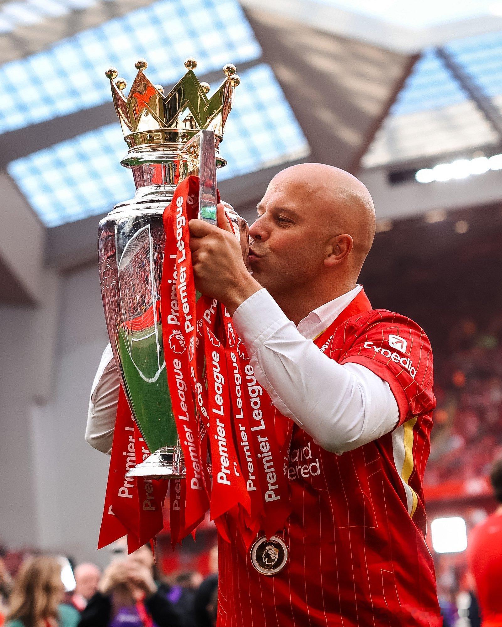 热刺主帅弗兰克对斯洛特支持："斯洛特无疑是位顶级教练。他在费耶诺德和利物浦的成就