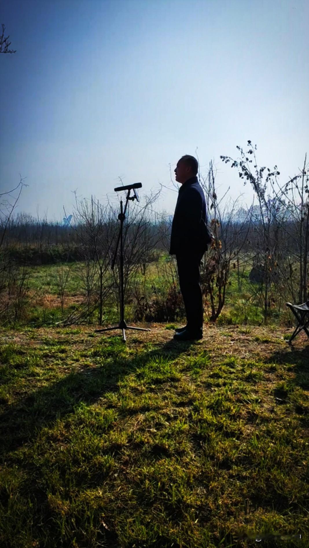 晒图大赛路边的草地上，大爷支着话筒架子，背着双手，有板有眼的唱着秦腔。京剧是“唱