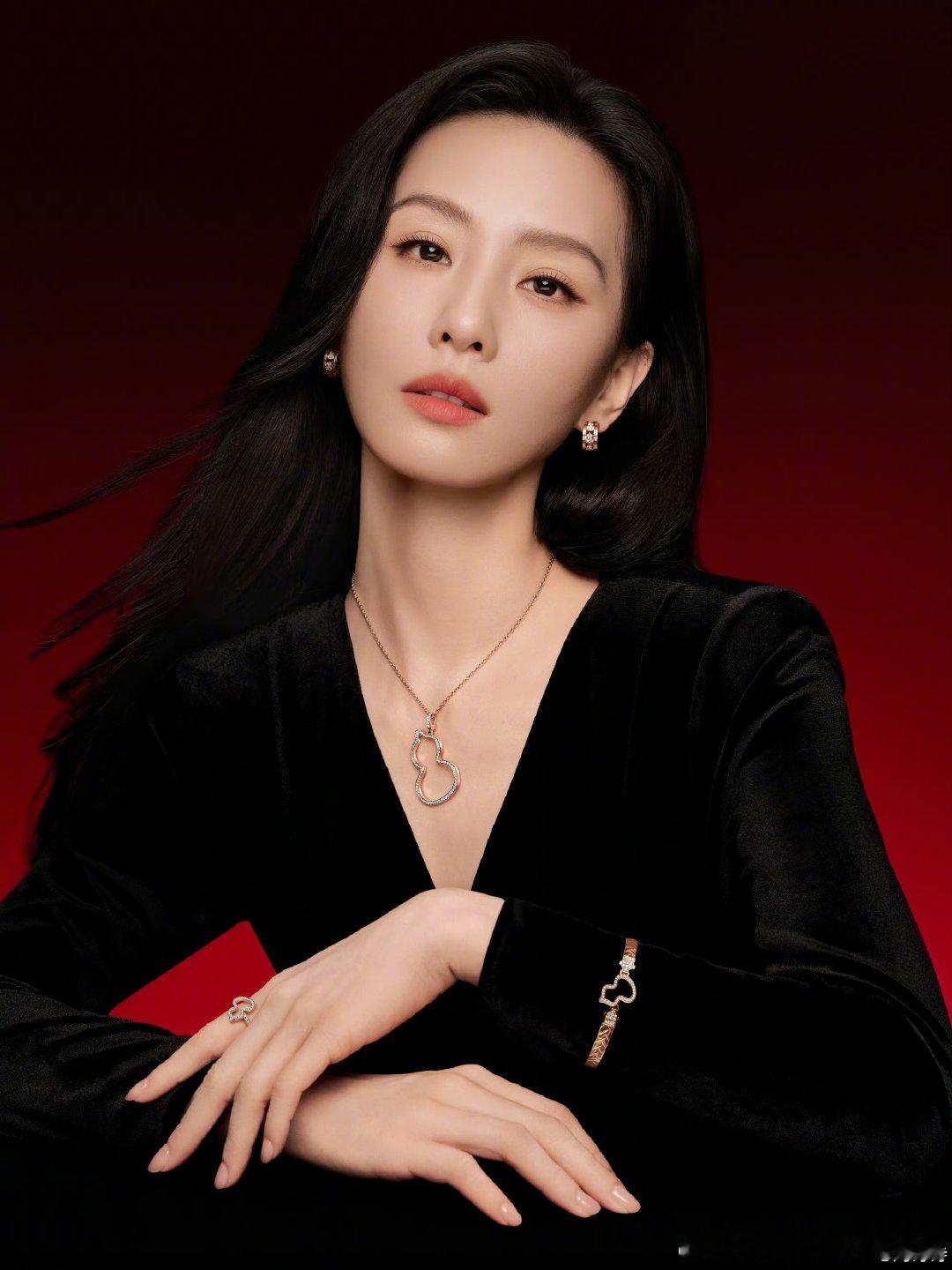 刘诗诗Qeelin七夕大片刘诗诗Qeelin七夕大片，在红调背景里，把东方韵致和