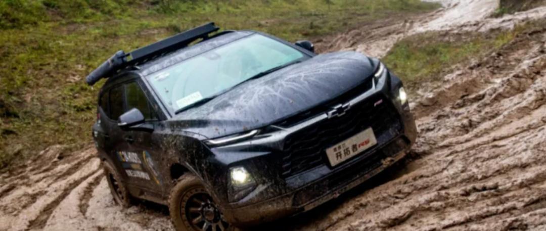 烧烤架的腿顶住了后备箱盖，怎么摁都摁不下去。帐篷包把后视镜挡得严严实实。我媳妇抱