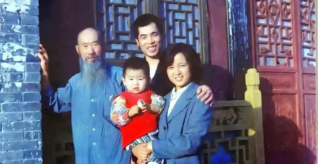 1981年，梁晓声经人介绍与北京姑娘焦丹相亲，谁知一见面梁晓声就对焦丹说：“我们