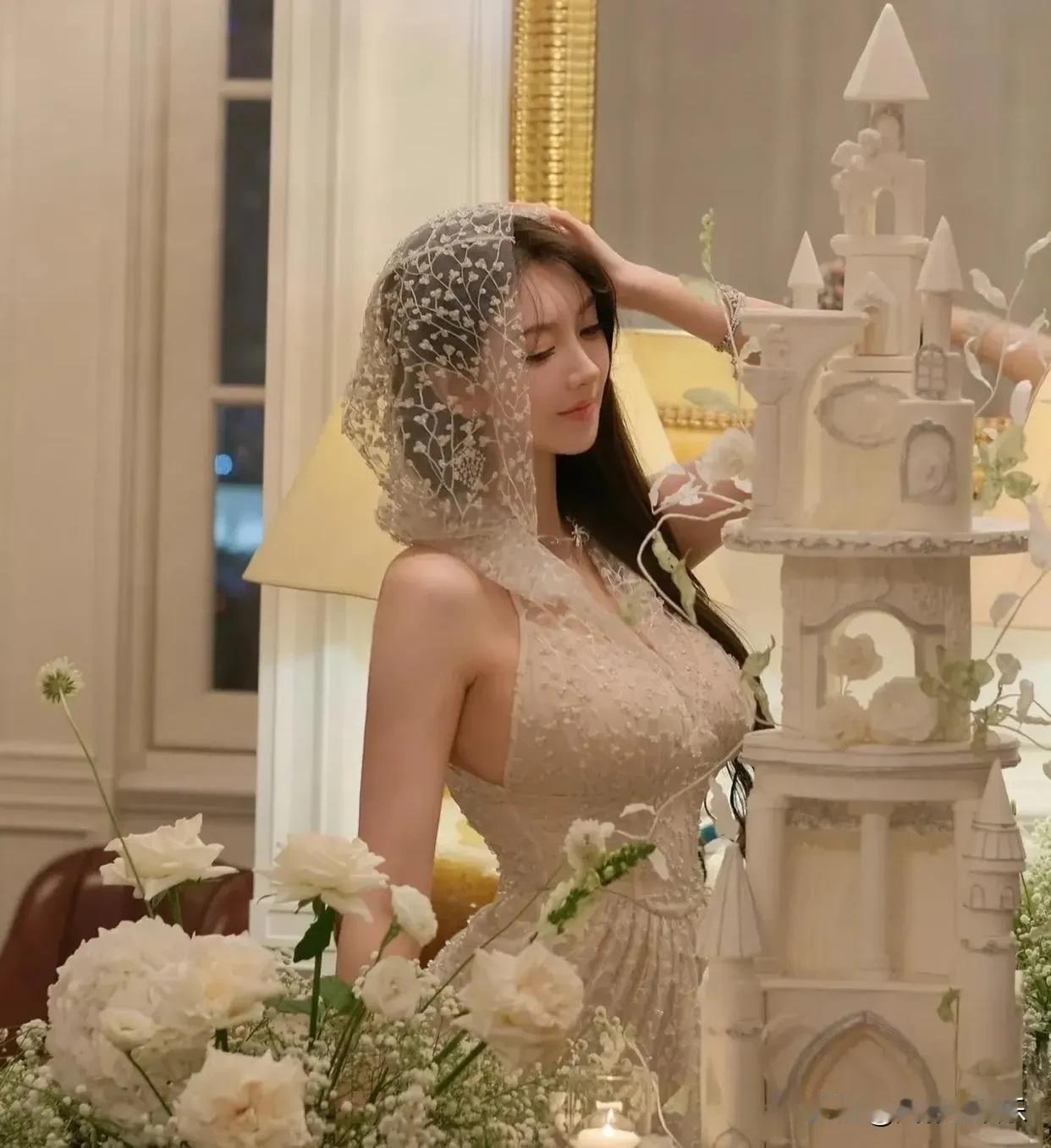黄晓明女友叶珂晒自拍照，不得不说黄教主的品味一直没变....