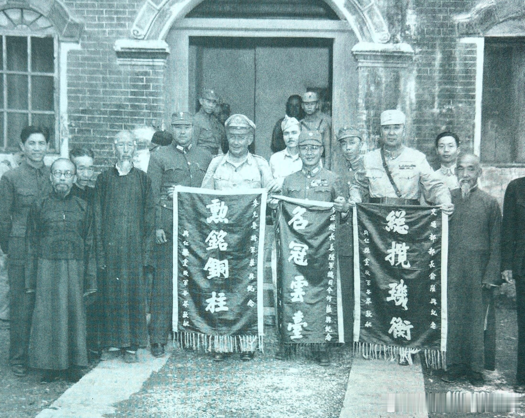 1945年6月2日贵州兴仁第54军军部，军长阙汉骞和乡绅们与到访的美国在华作战司