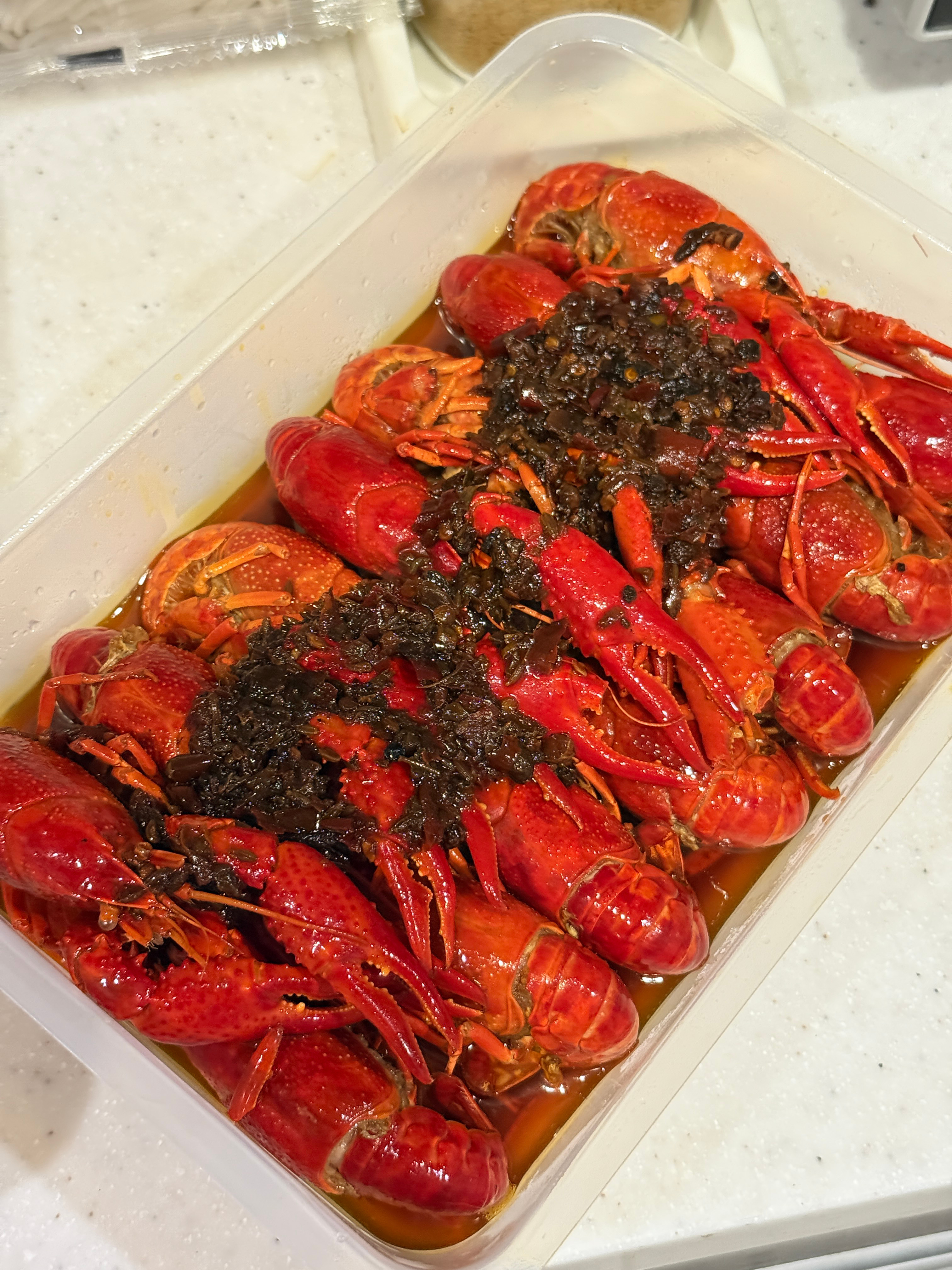 其实小龙虾是非常好的减脂食物，完全高蛋白，肉又少，又香，吃着爽，吃完蛋白质还不会