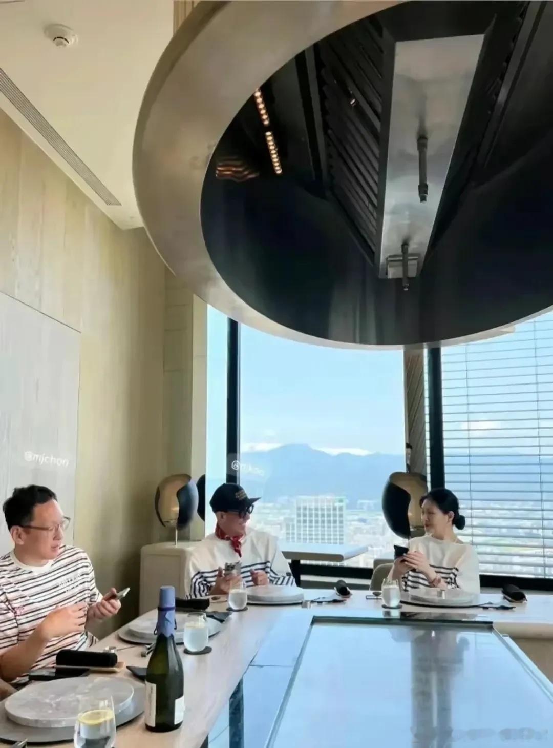 #大S具俊晔穿情侣装#大S和具俊晔这个年纪还能这么大方的秀恩爱真的罕见。最近两人