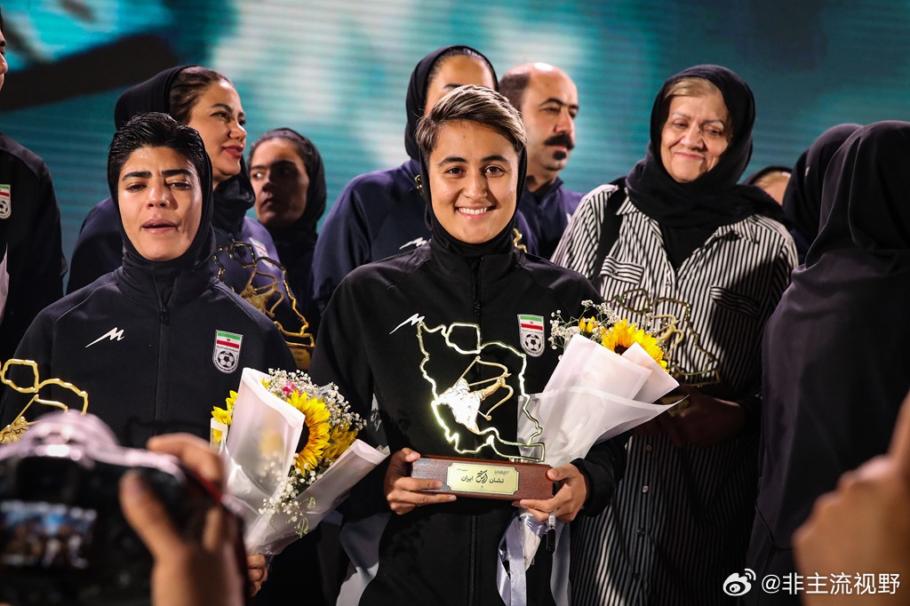 伊朗女子足球队成员已经从澳大利亚回到了伊朗。中场球员Fatemeh Shaban