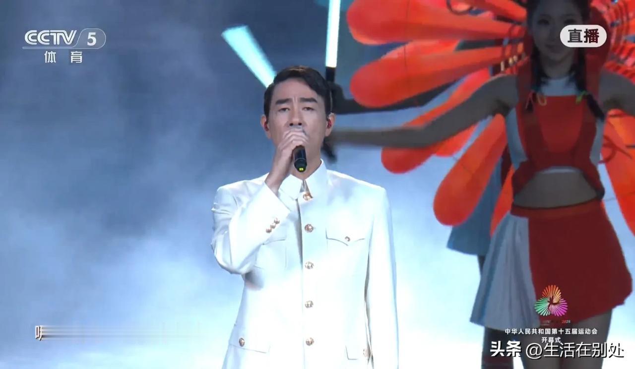 “祖坟上冒青烟了”，应采儿睡着都要笑醒了。
香港明星千千万，怎么会是陈小春来领唱