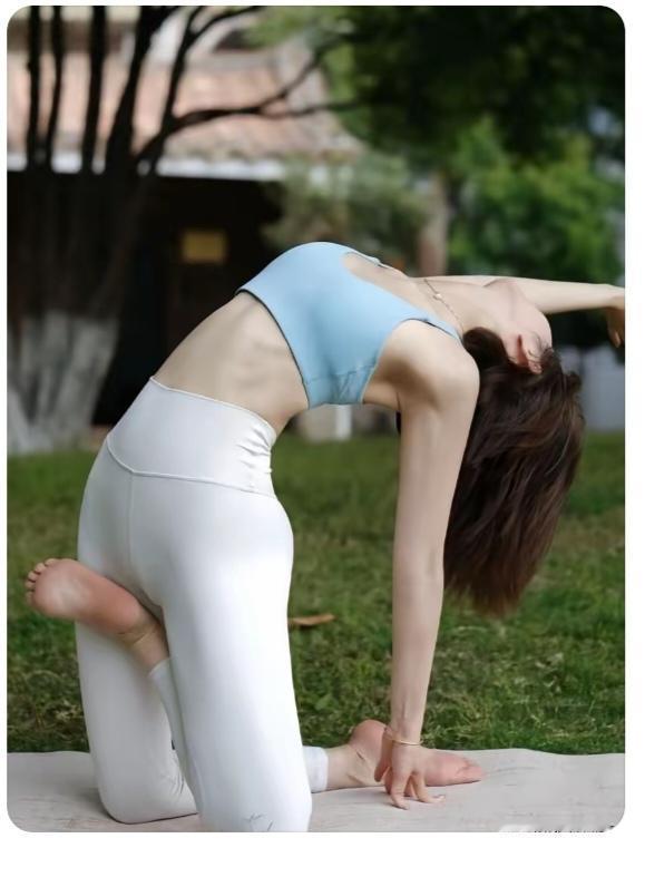 练瑜伽
美女今年二十六；
练习瑜伽没间断；
只有地点能允许；
随时随地都坚持。