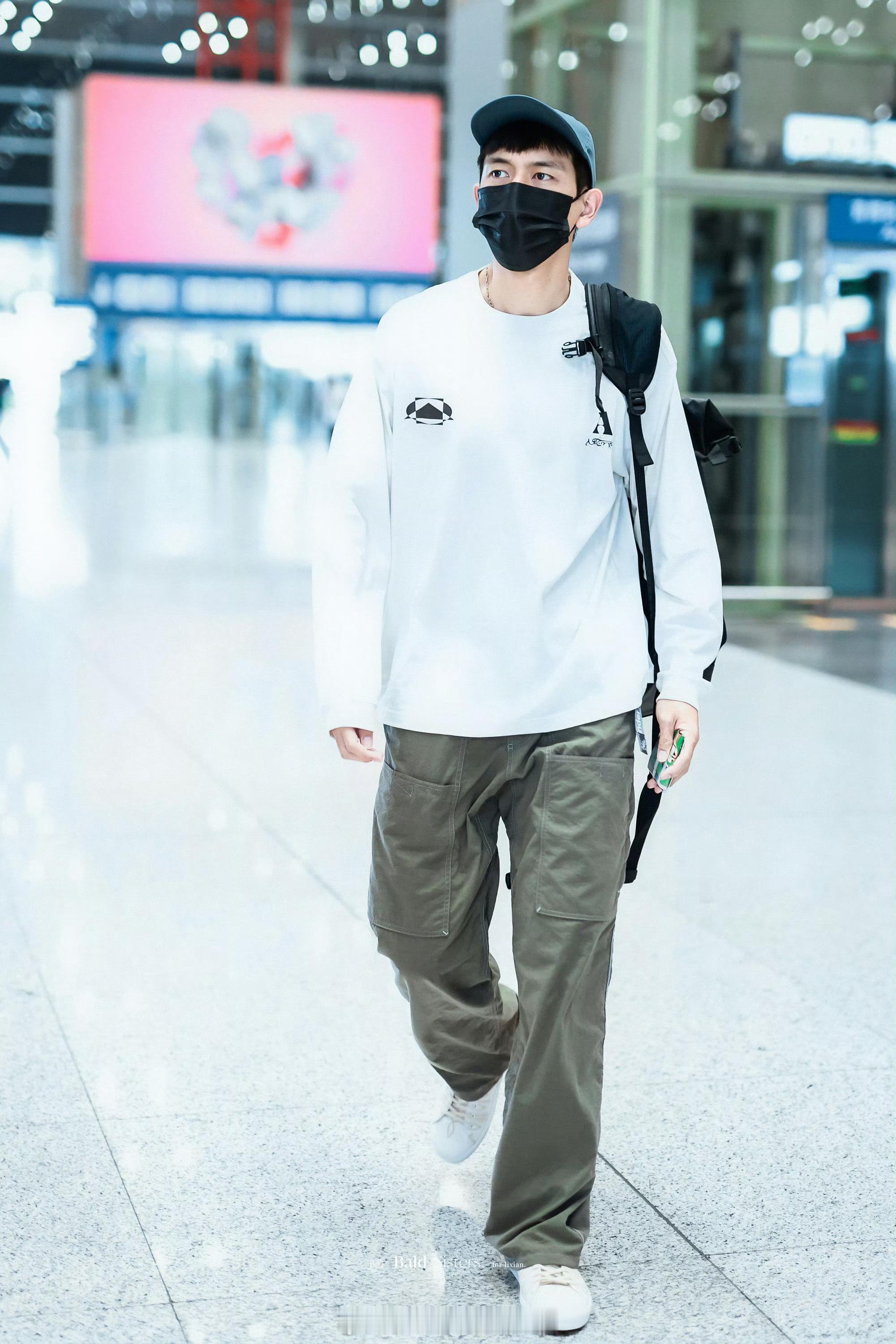 李现到达新西兰，完全清爽男大 ​​​