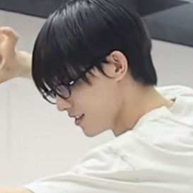 他脖子上面是啥啊？ 