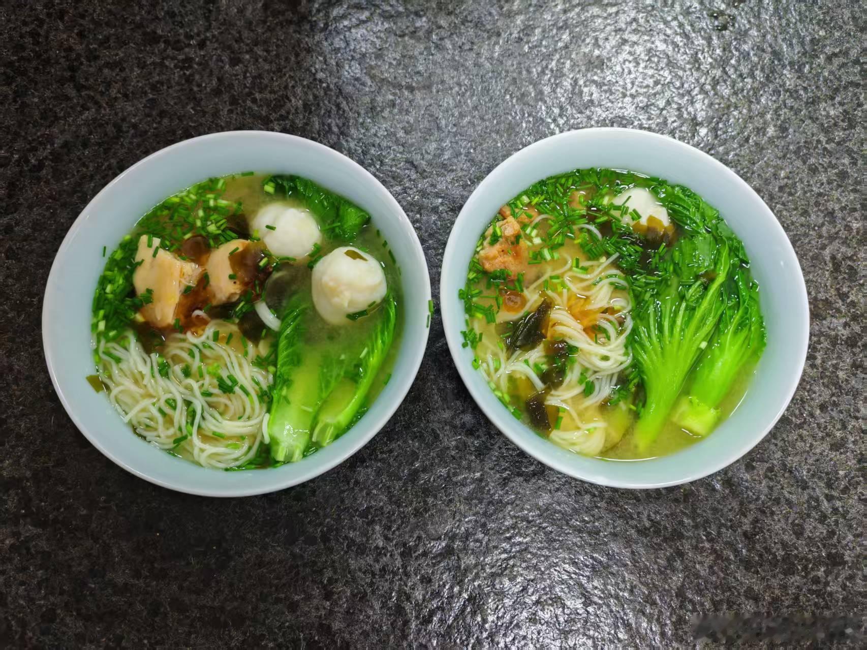 晚上我做了两碗面。我问江哥：“一碗2个鱼丸，一碗1个鱼丸，你吃哪一碗？”江哥说：