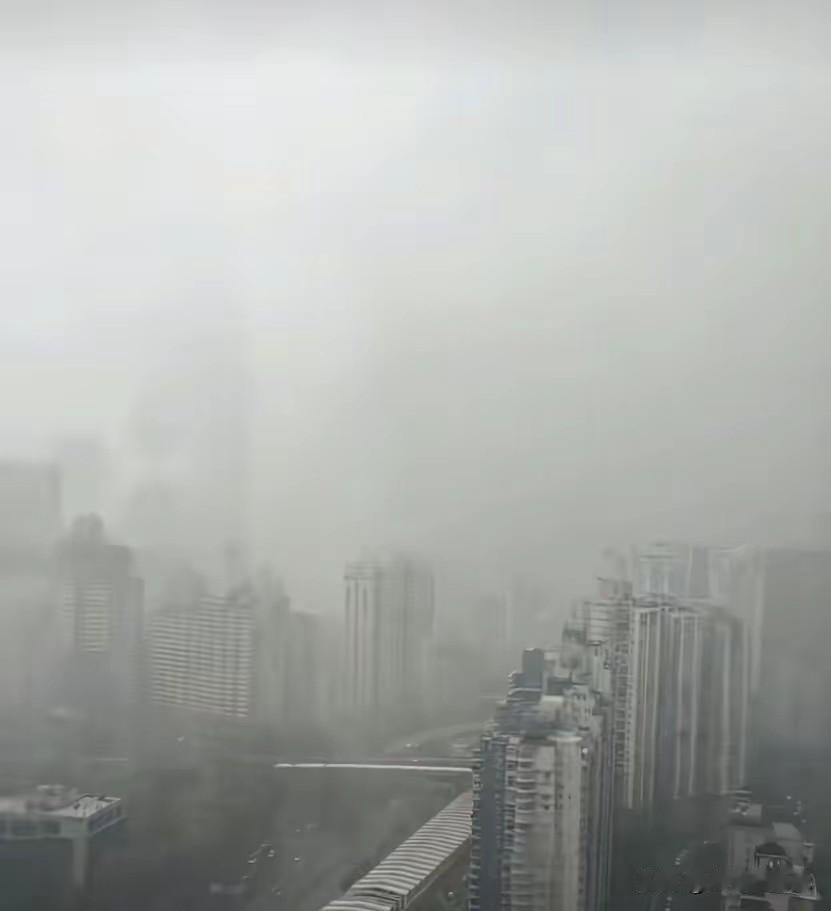 “水龙王”在深圳发威了？
​今天上午深圳表演了“天河决堤”，从早上五点多开始下雨