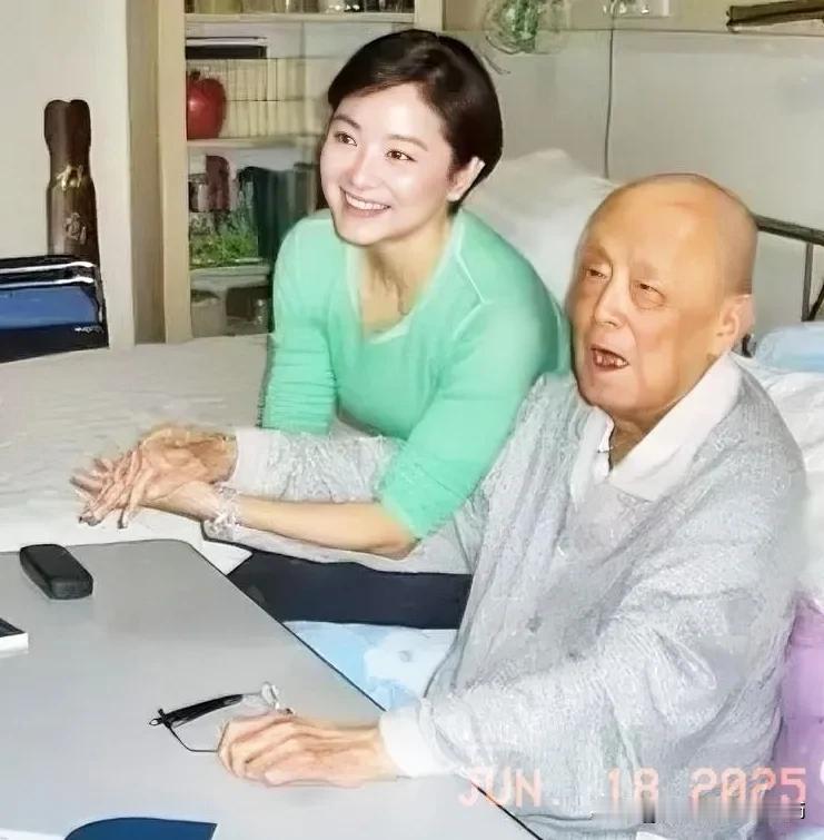 这是2007年，53岁的林青霞在北京探望96岁的季羨林时的合照。照片中，林青霞握