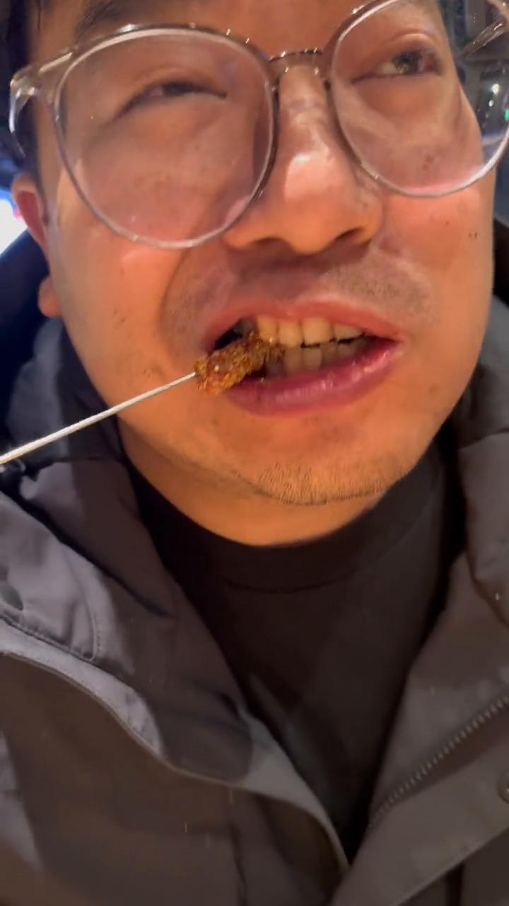 生肉太美了，一般人都吃不了，太生猛了。这是下酒的好东西。兄弟们，这点的生肉也到了