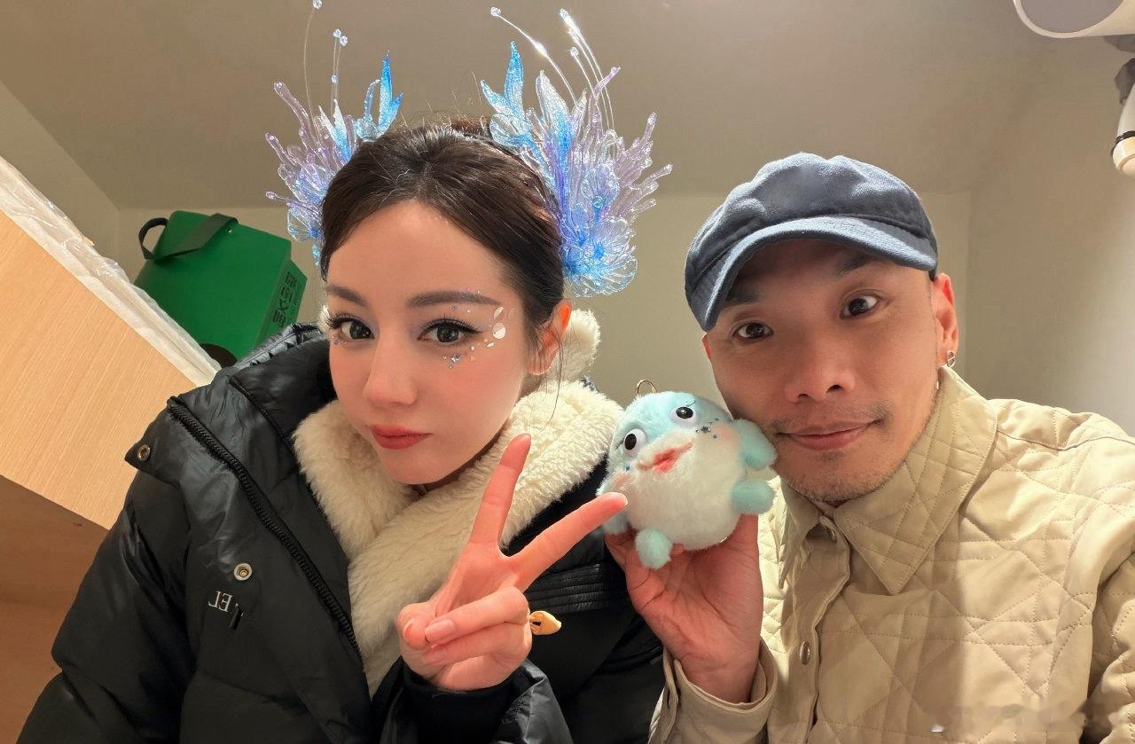 热巴化的妆，这是要表演小精灵🧚🏻♀️吗？期待一下今晚的春晚～谁给迪丽热巴化的