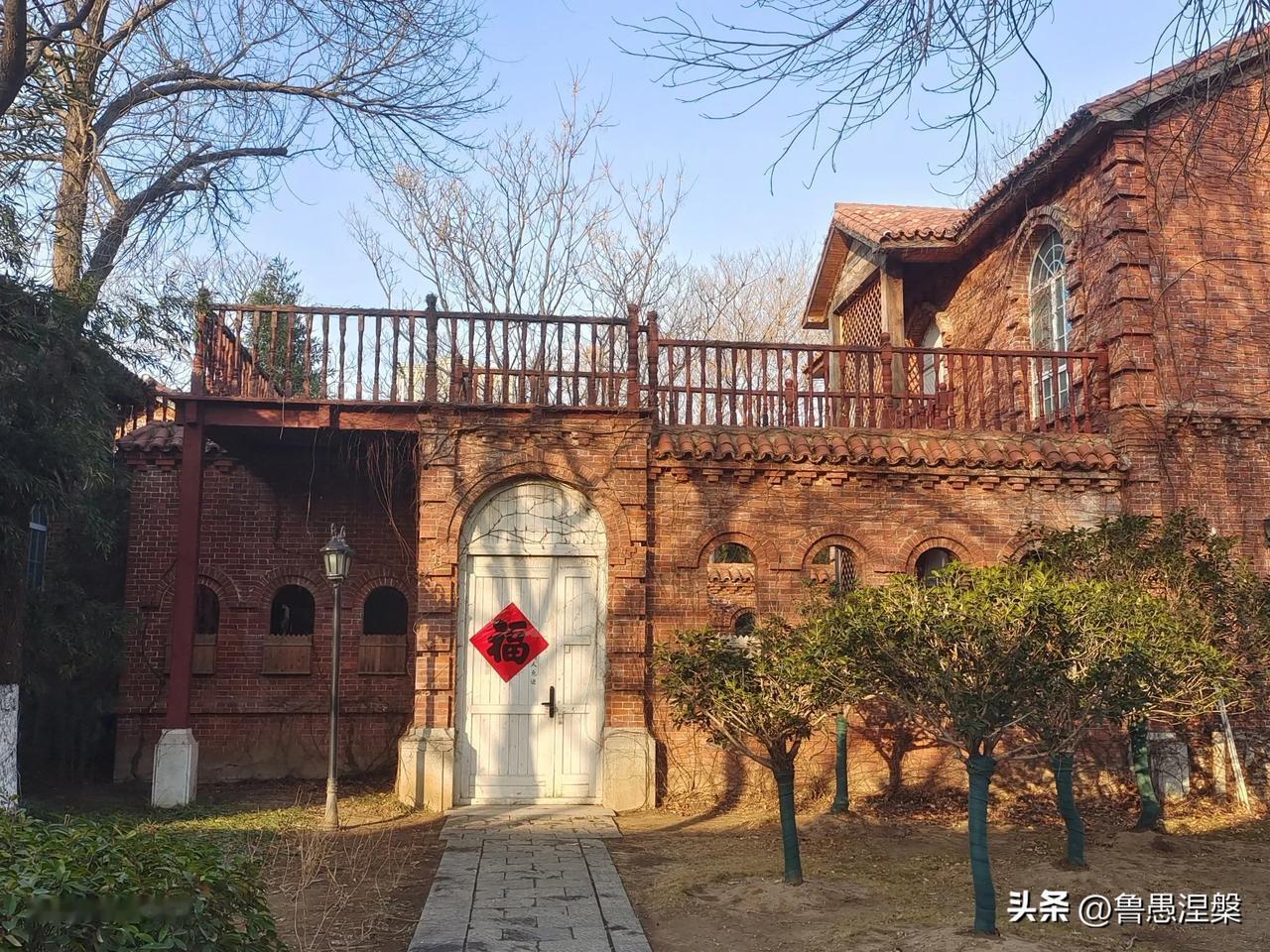 “不允许城镇居民到农村购买农房、宅基地，不允许退休干部到农村占地建房”。新规的出