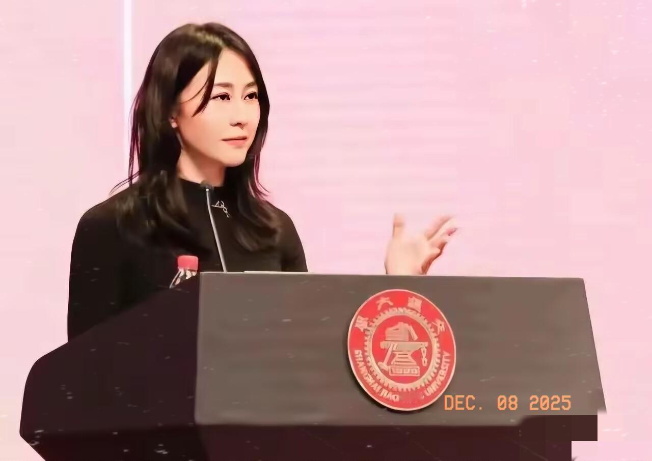 争议未平就登顶级讲台！金刻羽风波后亮相我国经济学年会，网友：谁给的底气？
 
爱