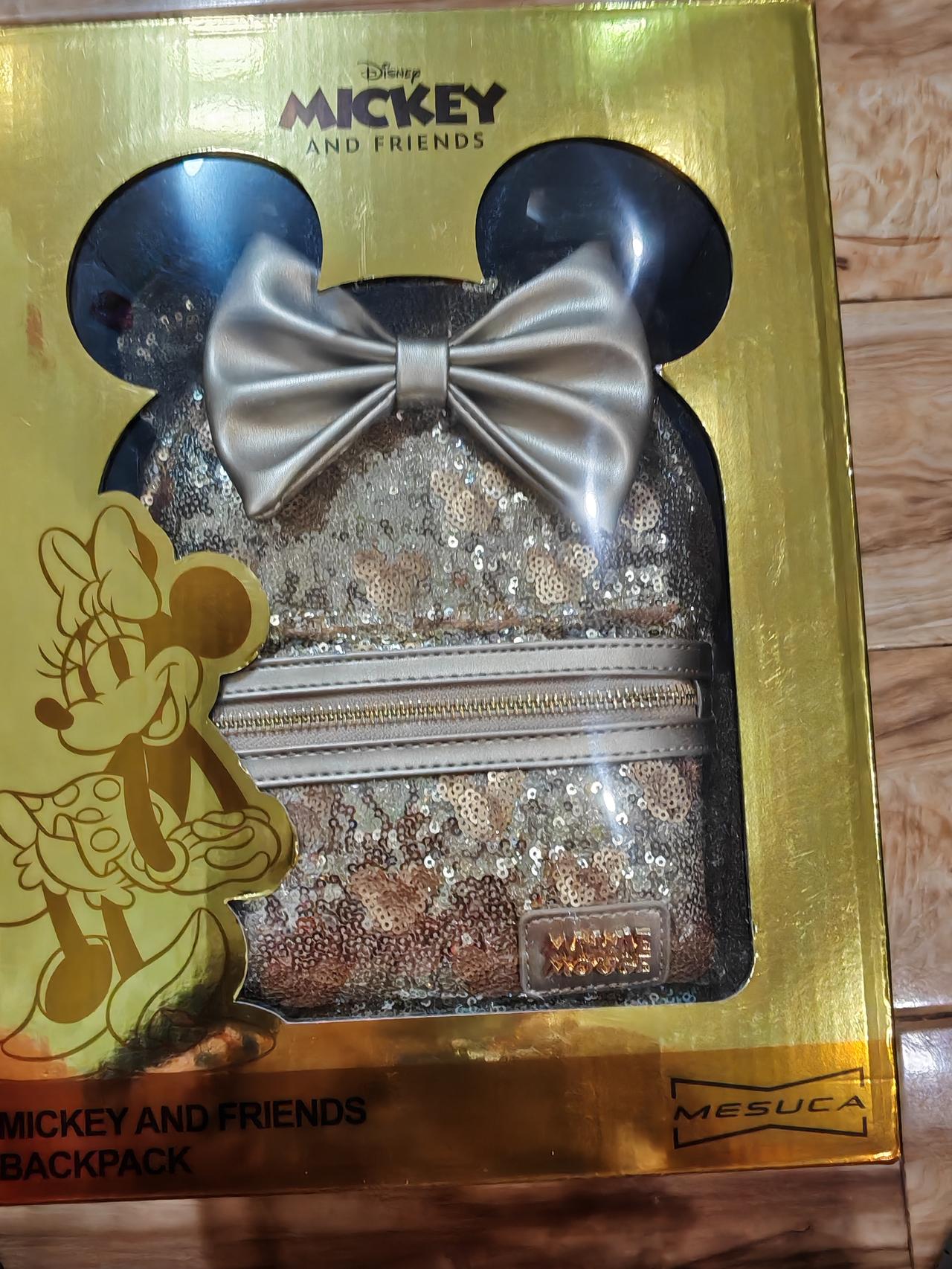 女儿买下来送给我，我觉得这个包更适合像她那样的年轻小姑娘用，她却说背不出去，我用