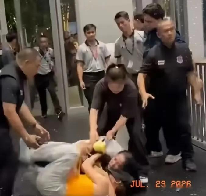 在泰国追星被打的中国女孩出来回应了。洋洋洒洒一千多字，总结就是：我没错，大家支持