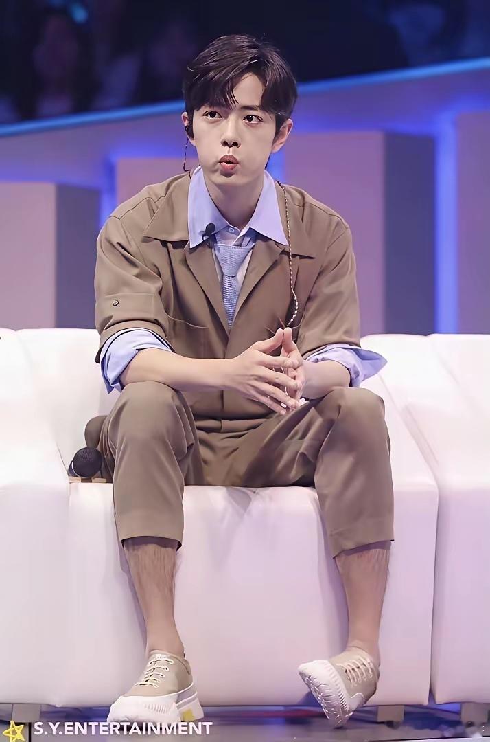 肖战告诉你有腿毛不难看，也不尴尬，作为一个男人有腿毛是非常正常的，毛多证明雄性激