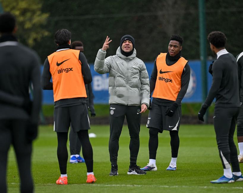 切尔西主帅罗森尼尔接受球队官网采访时透露，暂时还不确定古斯托何时能够复出。罗森尼