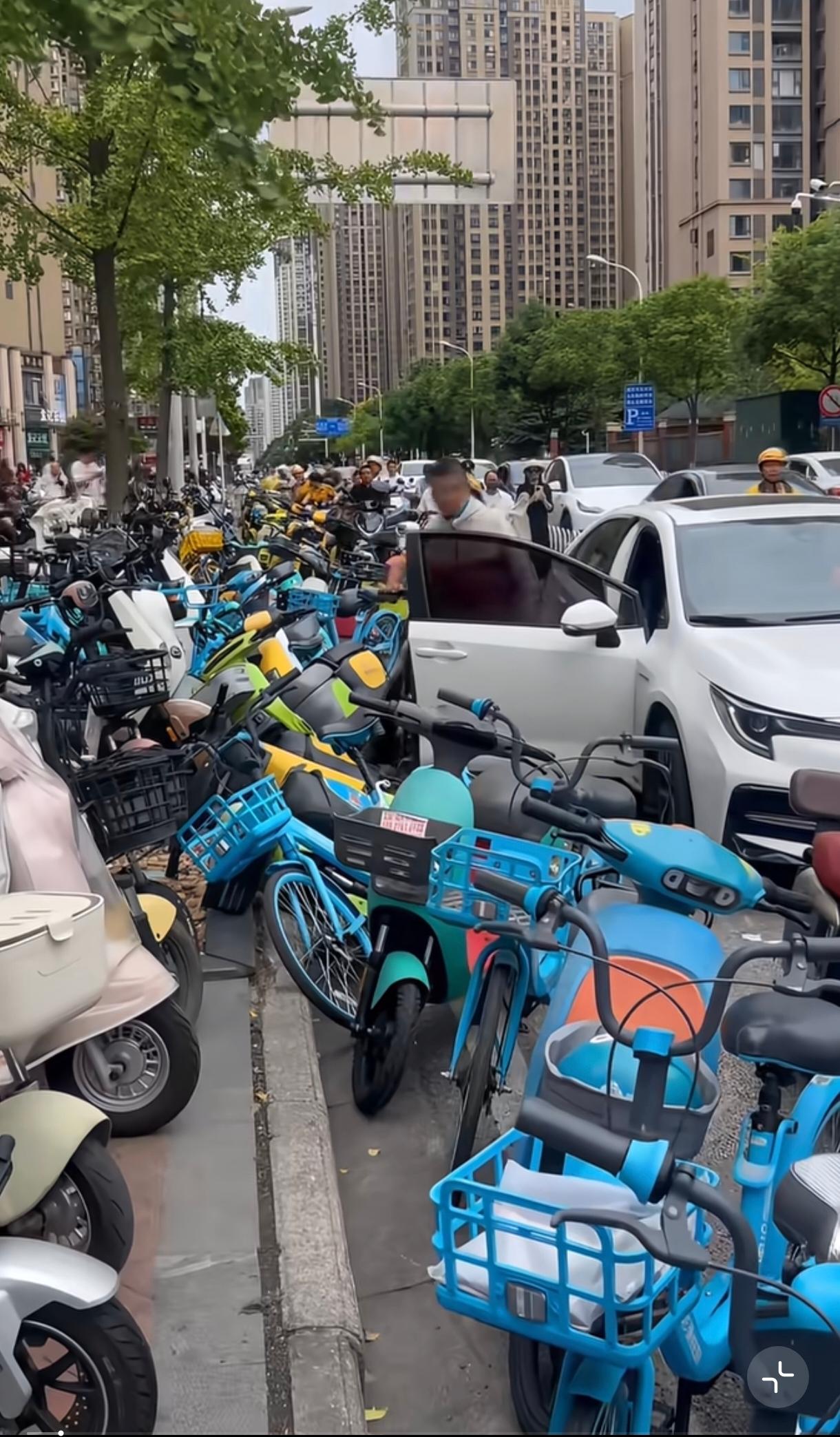 说白了全是共享单车引起的道路拥堵，四个轮把整个单车道堵死了，小哥那样子急着送餐。