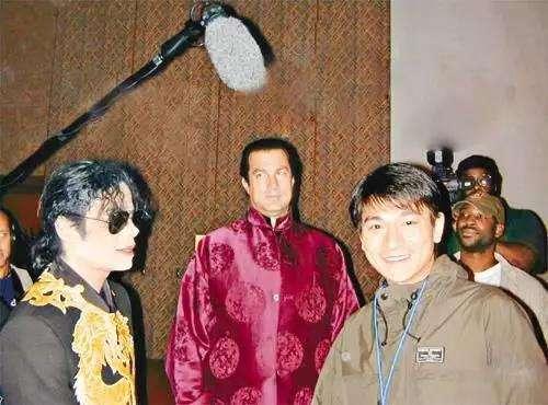 刘德华和迈克尔.杰克逊合影，刘德华和释小龙合影，那时刘德华真年轻，杰克逊长得真特
