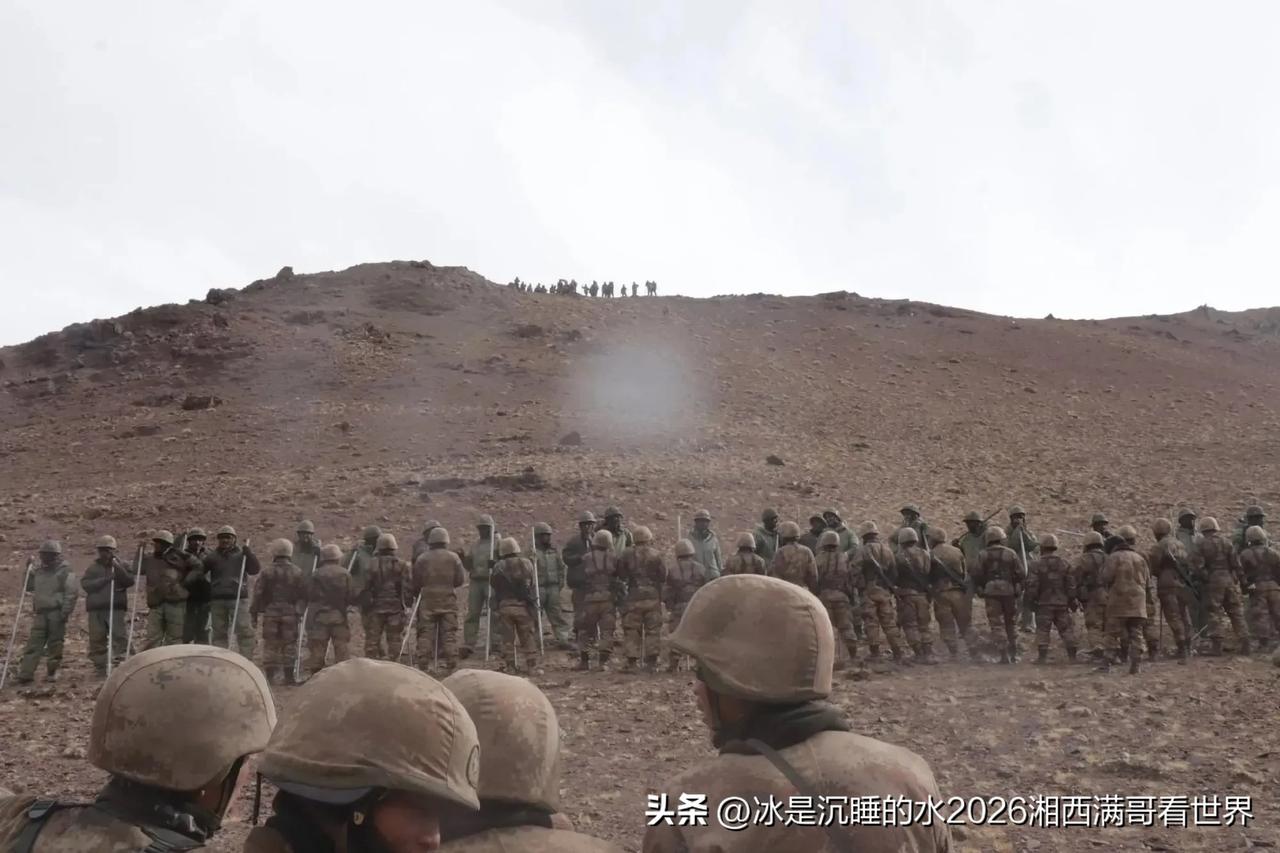 转发分享一组2020年6月15日加勒万河谷冲突现场照片，中国军人如同钢铁长城横亘