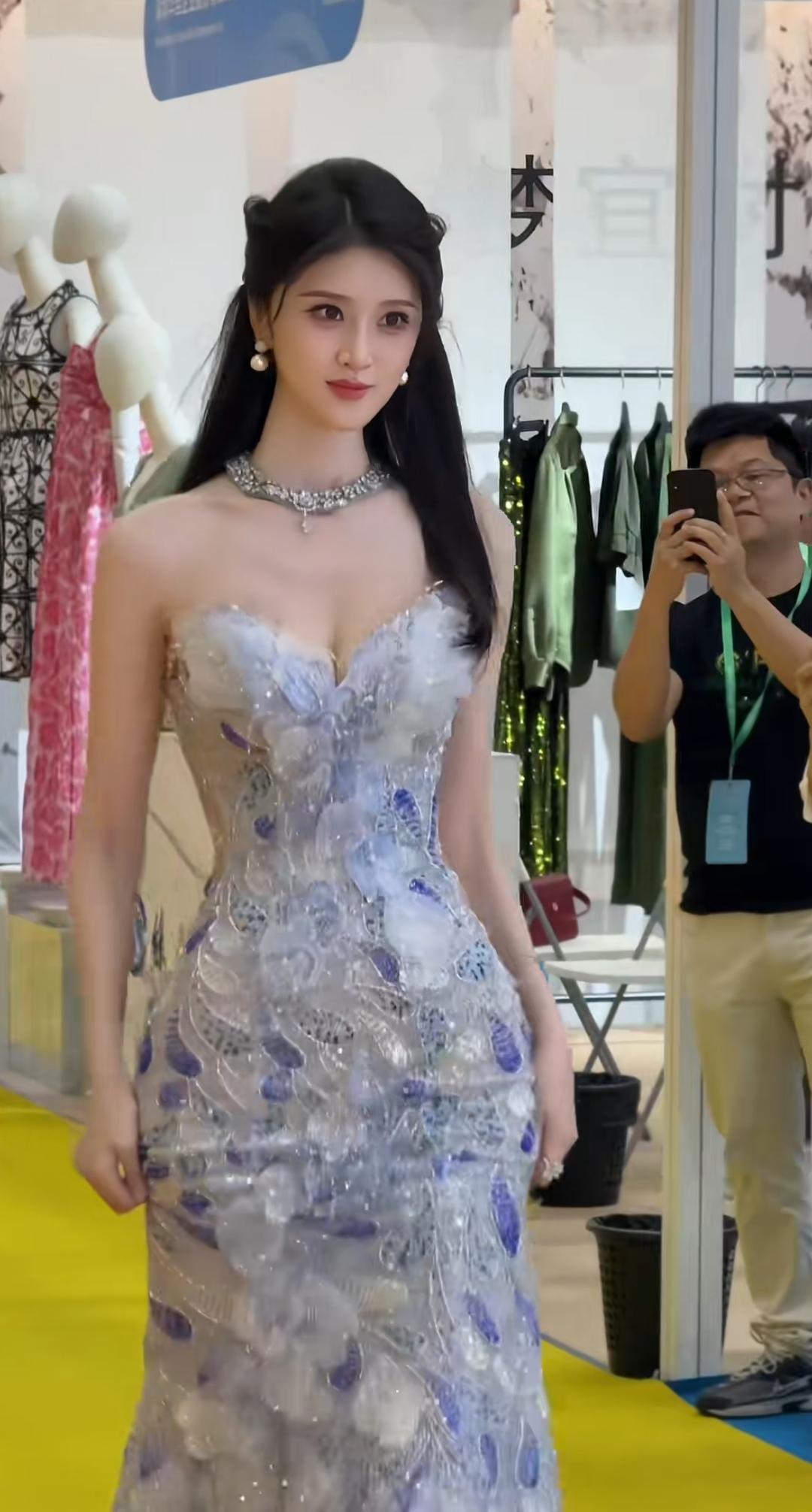 这姑娘穿得真漂亮，像在走秀。