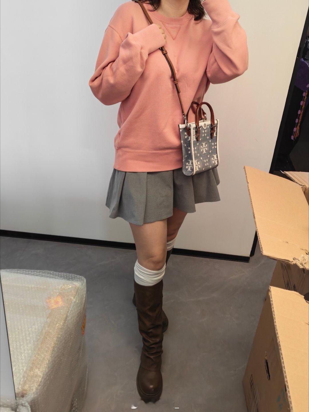 今天的OOTD主打一个休闲我发现了每次随手搭的都还不错精心搭配的就丑不拉几大歌碎