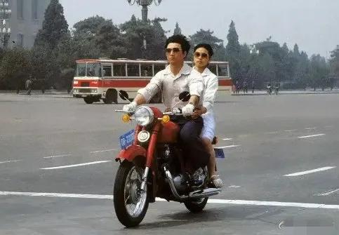 1983年，
在北京。
骑着摩托车，
带着美女，
这生活，
相当于现在的？