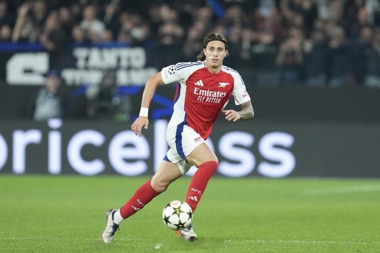 希勒：卡拉菲奥里故意犯规本应两黄被罚下，这是一次糟糕的判罚本轮英超，阿森纳4-2