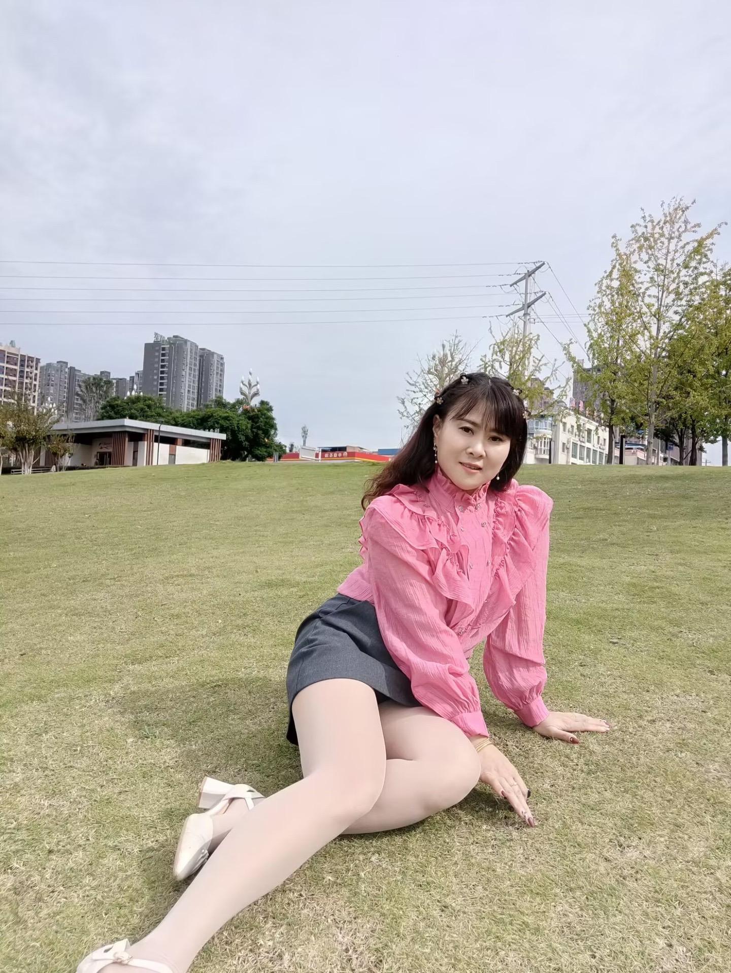 我确定这一辈子都会在你身旁，带着火热的心随你到任何地方……