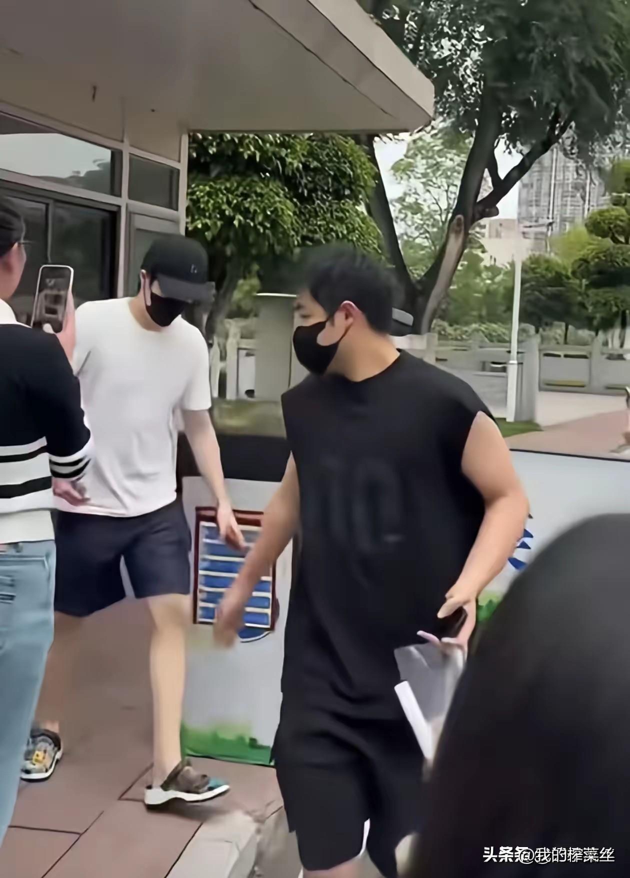 今天国乒休息，楚钦带着曹巍在成都溜达，楚钦的爱好是一点也没变啊？
洞洞鞋，手里还