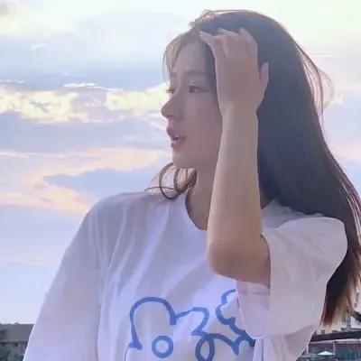 夕阳下，她温柔的侧脸，仿佛诉说着青春的故事。秋日少女照 少女治愈时刻 温柔系中年