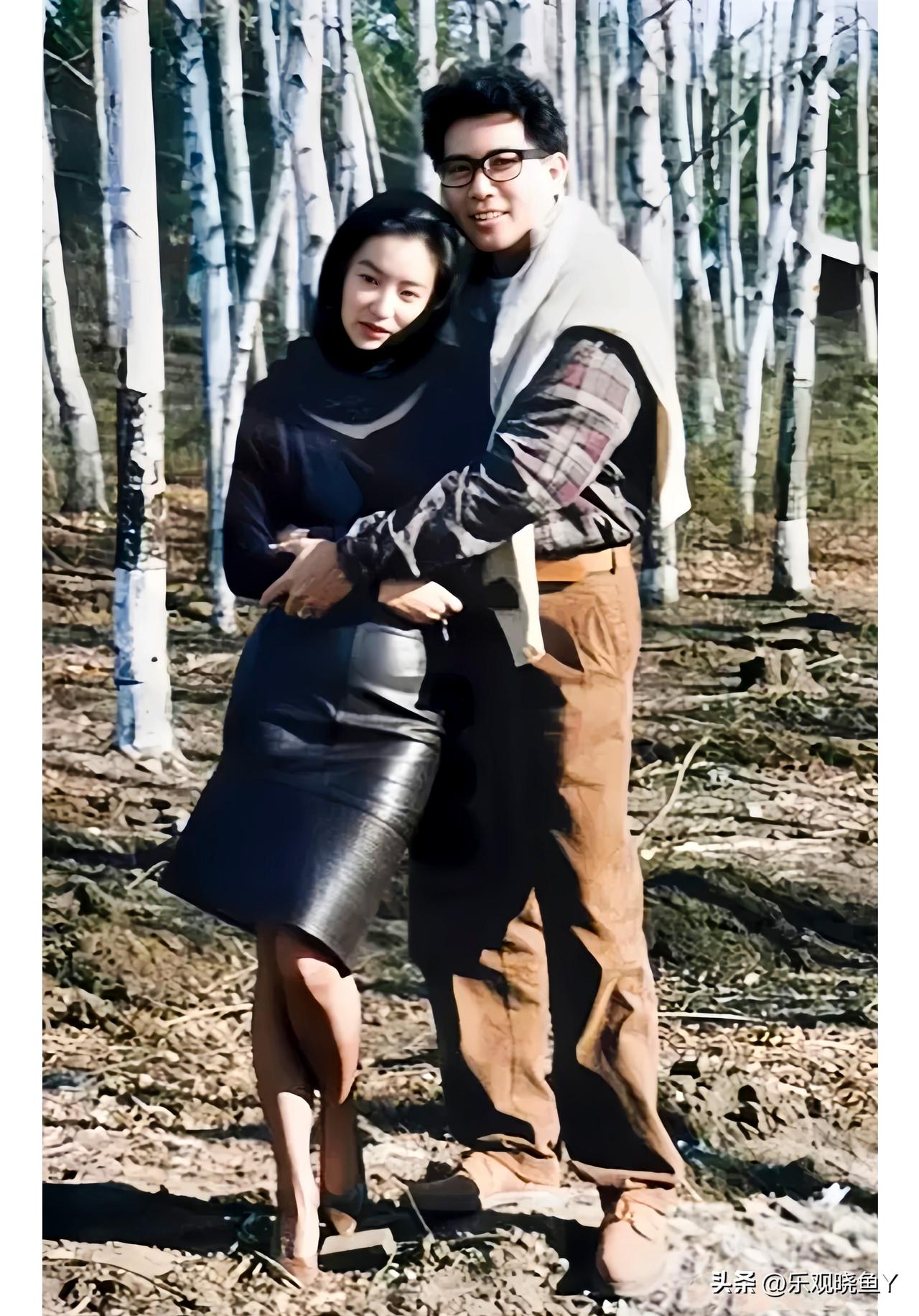 一九九零年，在长春的秦汉和林青霞。彼时秦汉四十四岁，成熟稳重。林青霞三十六岁，美