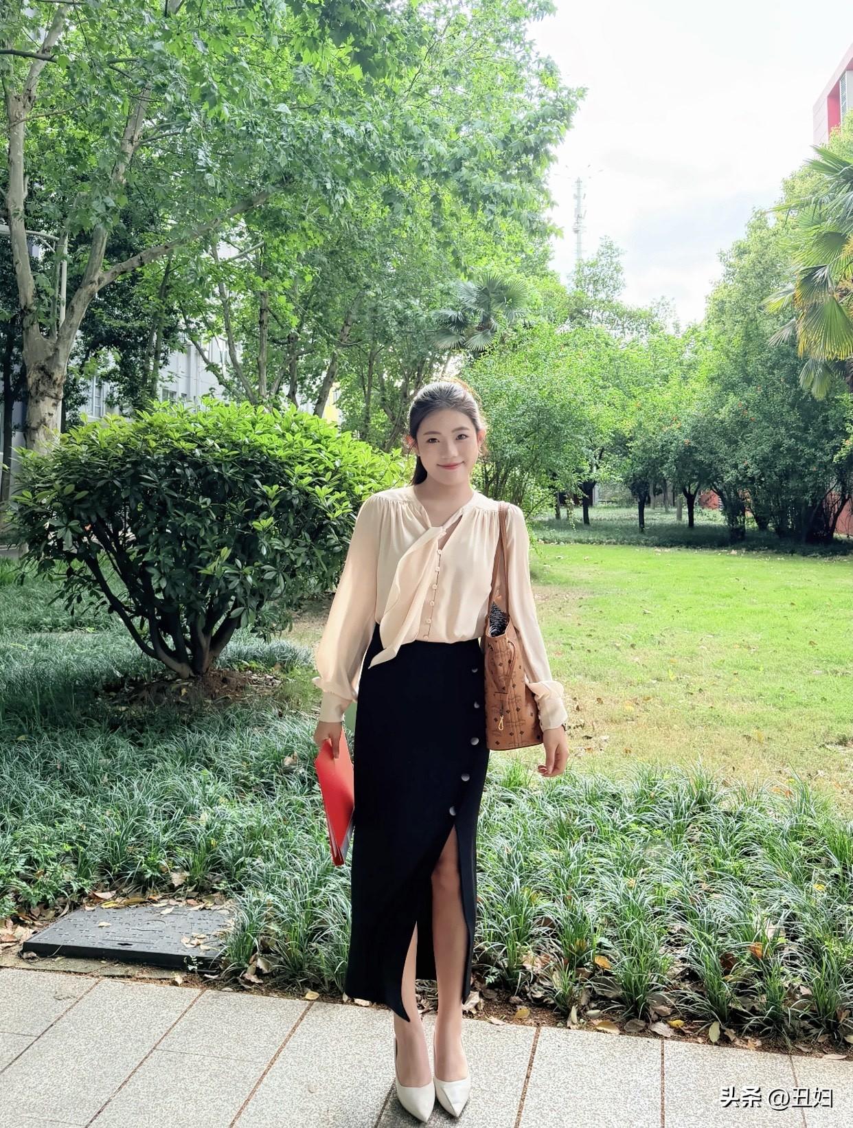 分享卓越的优雅女性融入东方美学，褪去张扬，化身优雅东方佳人。礼服丝绒与薄纱拼接，