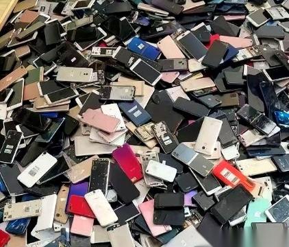 高价收手机这事儿，千万别碰。他们嘴里说的“提炼黄金”，从头到尾就是个幌子。真正值