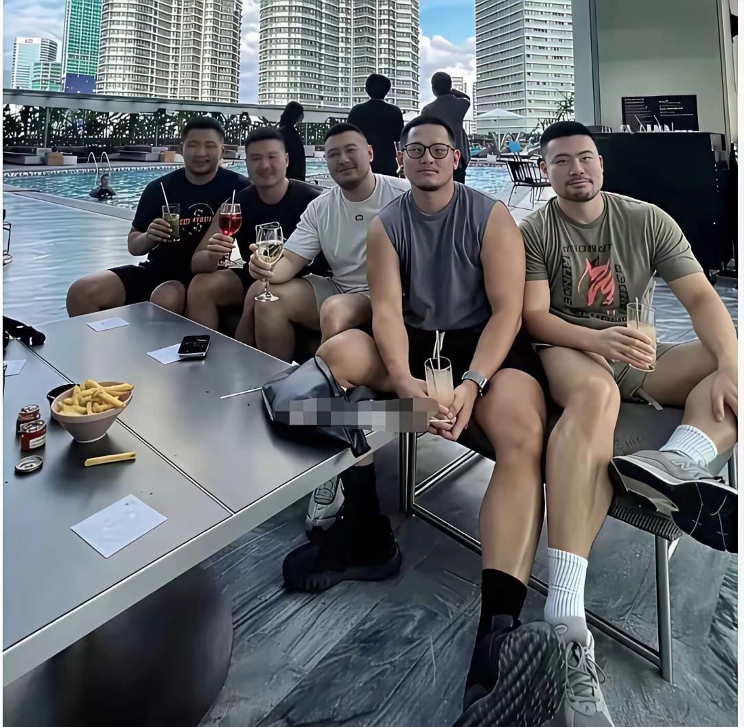 大家为什么对这个造型充满了偏见？
尤其是拍照地点在成都