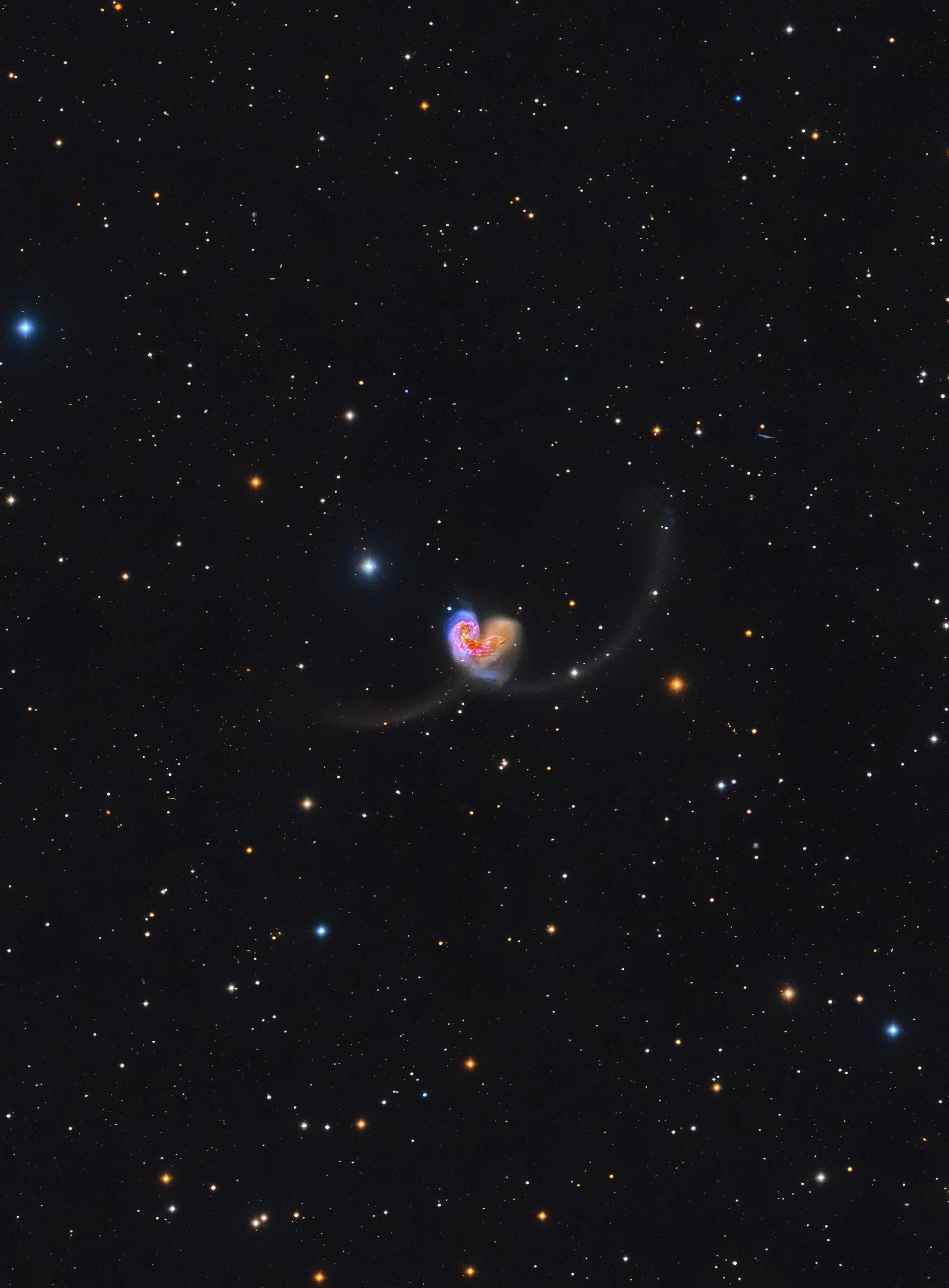 太空中的一颗心，由两个距离我们约 6000 万光年的星系 NGC 4038 和 