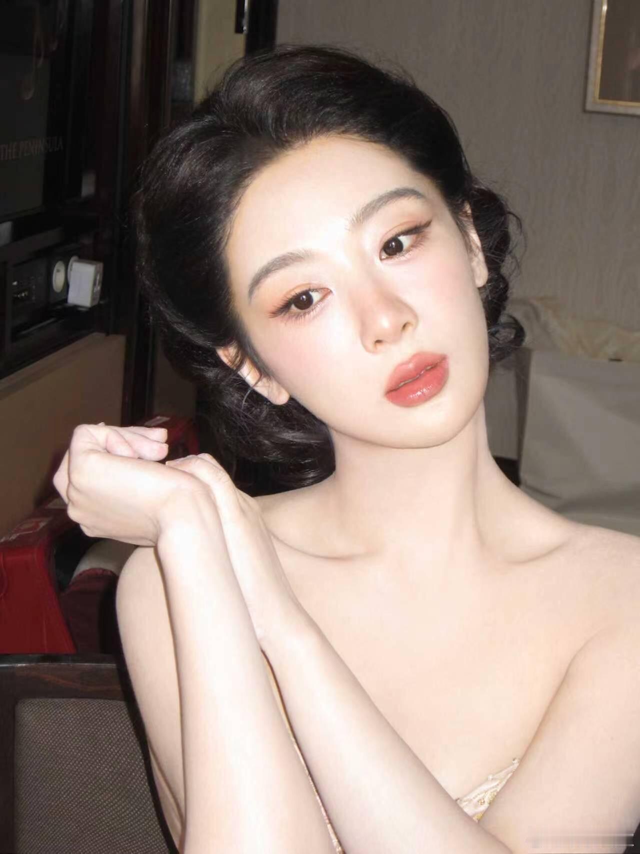 杨紫 yz杨紫家业yz杨紫李祯“秋天的风悄悄的带走夏天的苦愁，你的笑容成为了秋景