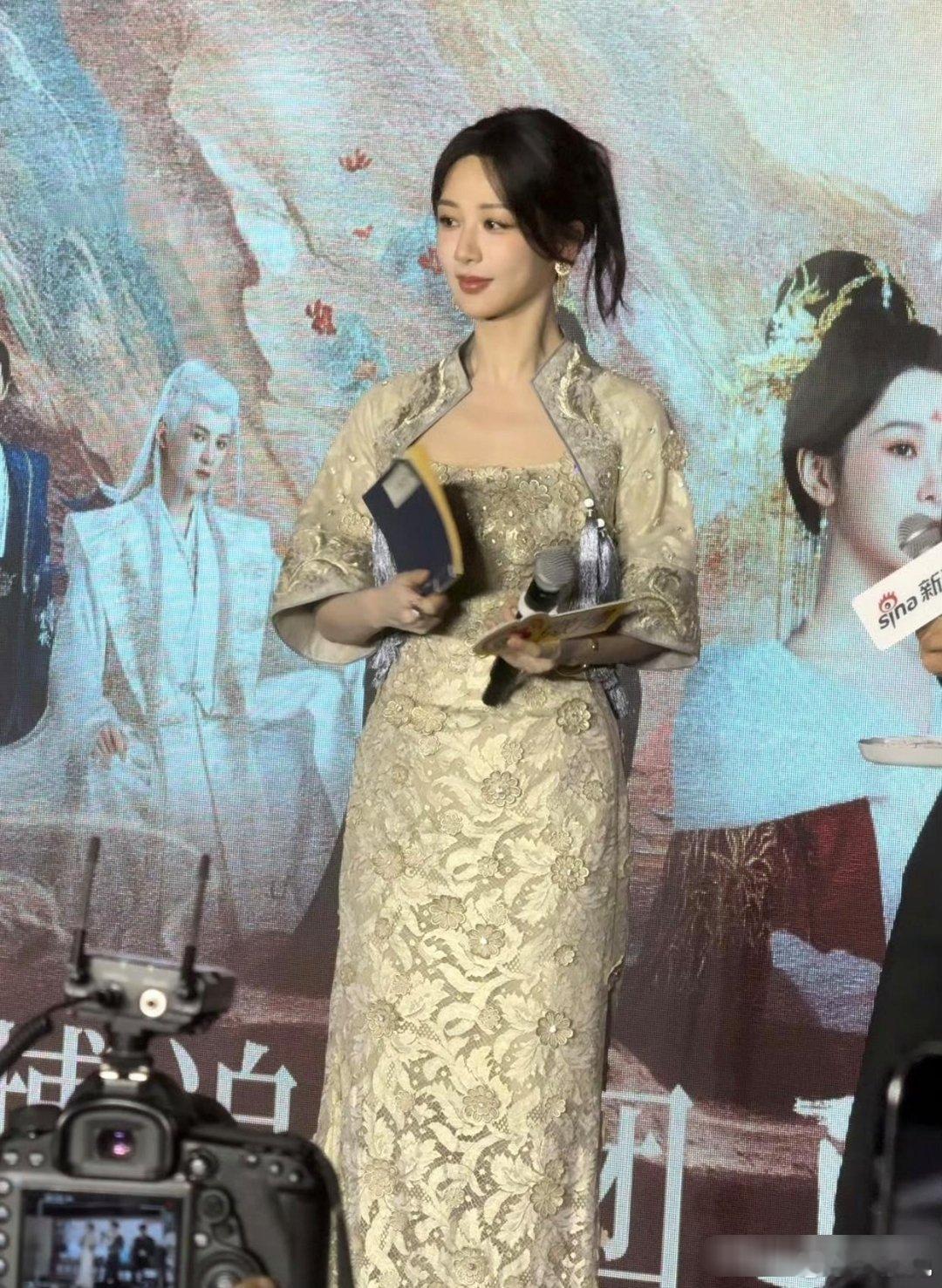 杨紫《长相思2》见面会生图，脖子很长也瘦了 但就是没有女明星的气质[晕]颜值、衣