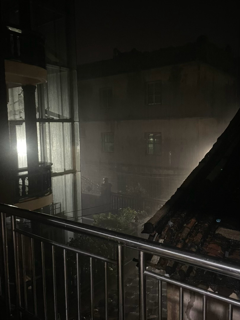 卧槽什么时候停雨啊下这么大[流汗]附近还有房子塌了房子被淹了的 ​​​
