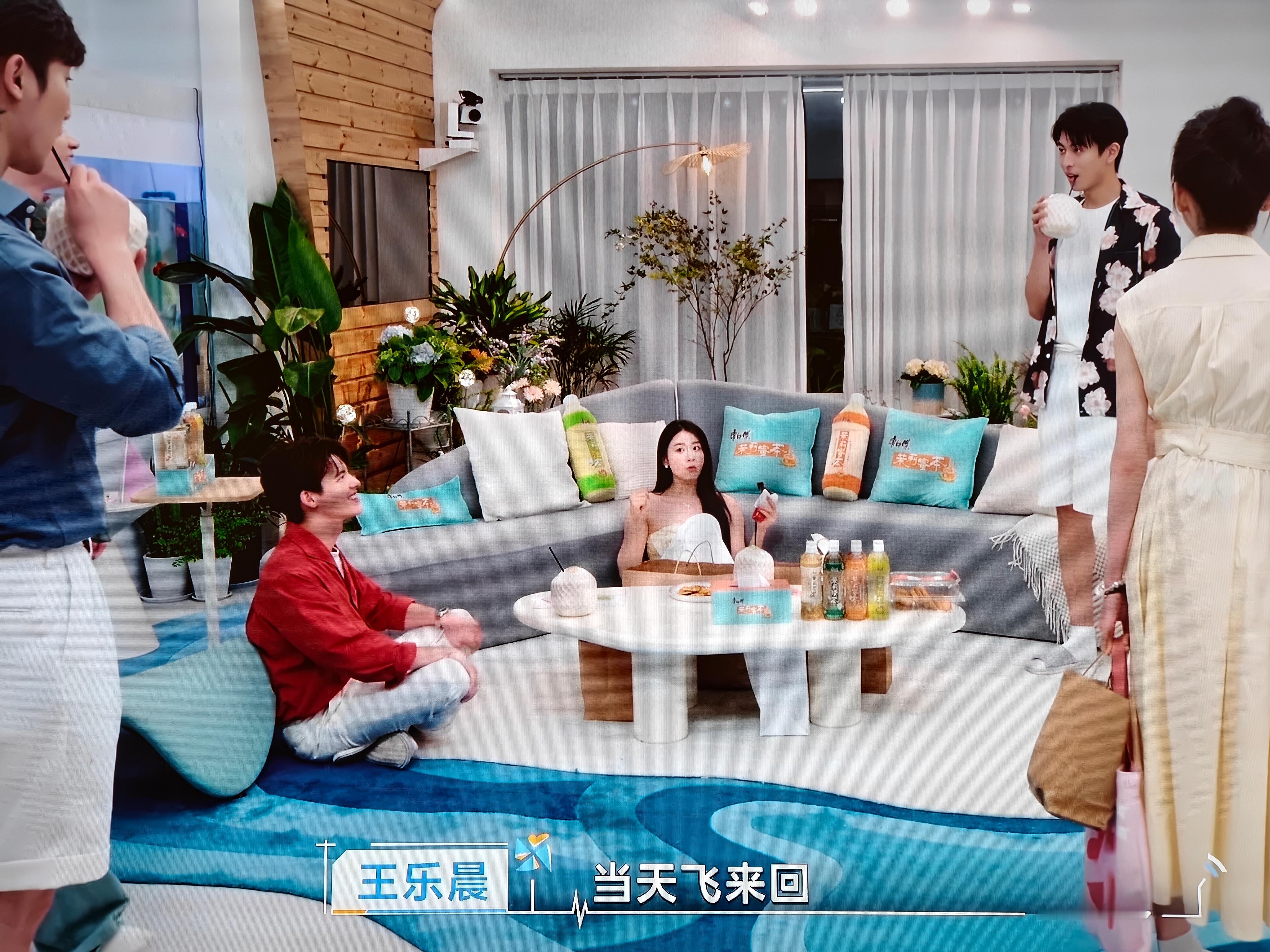 最近正追心动8，结果有一次下飞机偶遇了里面的男嘉宾，我滴妈，有一种从屏幕里走出来