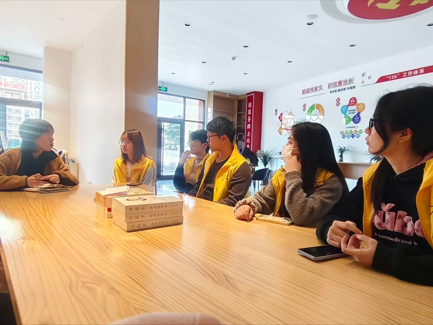 秦岭笑谈 【小手牵绿意，躬身践环保】为让环保理念走出课堂、融入生活，引导孩子们在