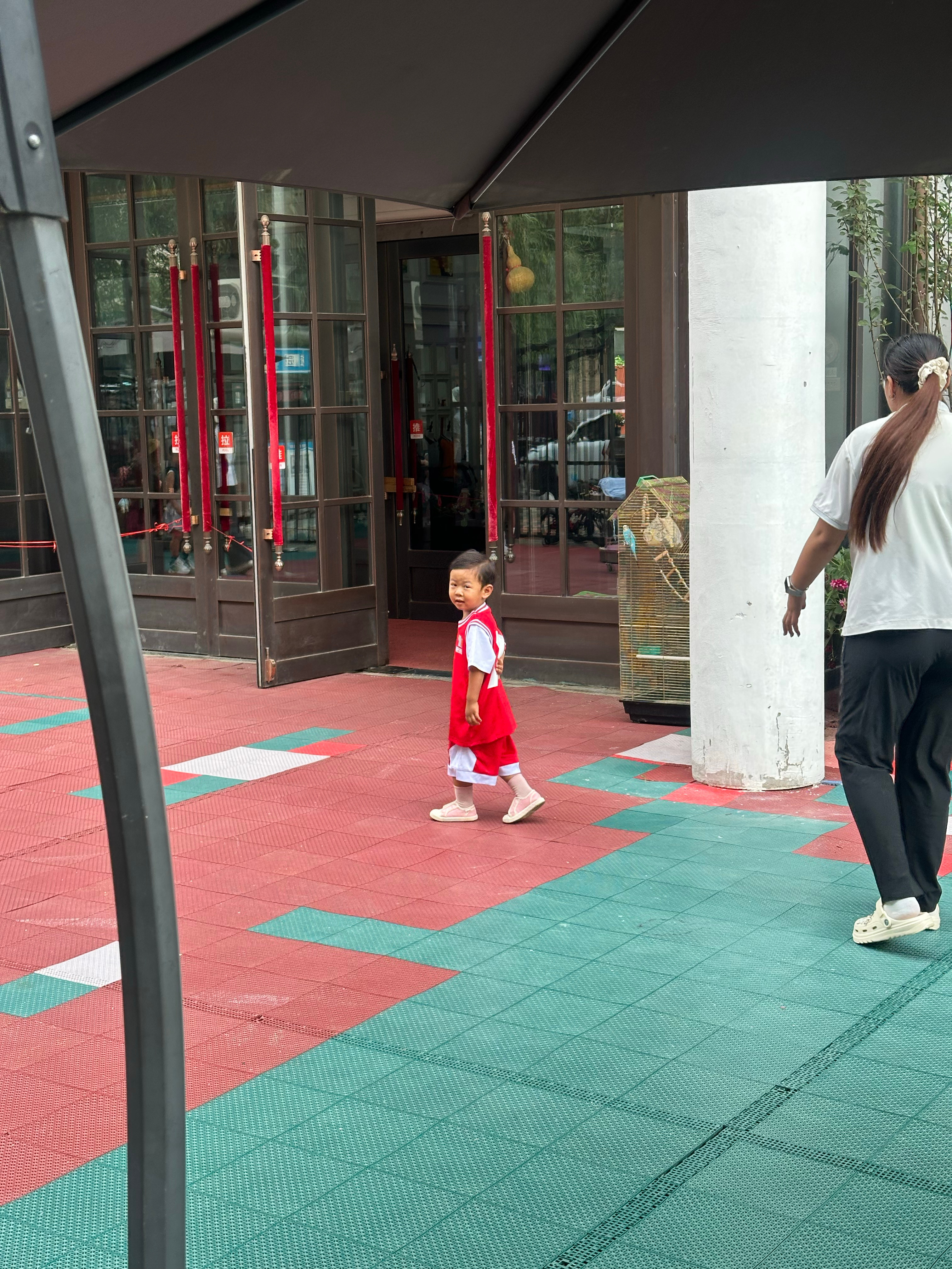 本来我以为大家号码牌是一样的，今天早操才发现每个人都不一样！年糕是10号，小虾立