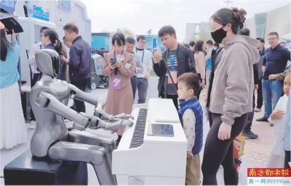 2. 机器人弹钢琴“机械犬”当“特种兵” 宝安以场景赋能新质生产力：2025前海