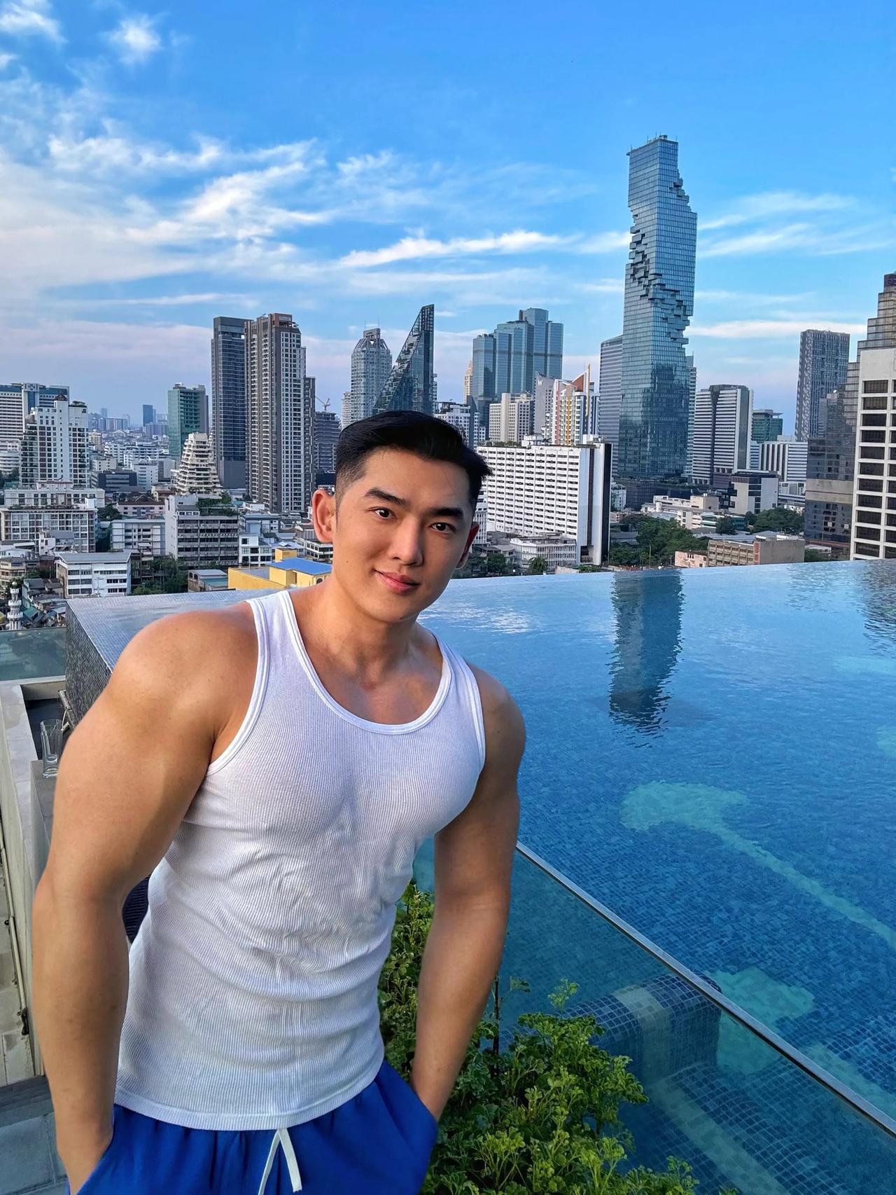 人生最大的修养在于学会接纳生命的起起落落，体味其中的美好与挑战。它不仅是一种心境