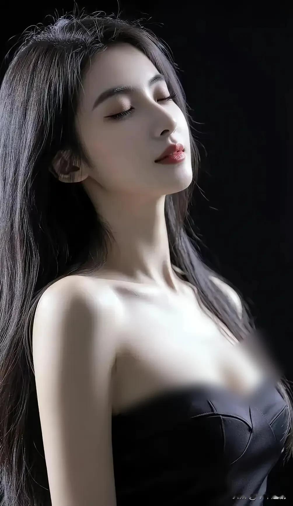 夜色漫染时，心事藏进温柔的光影里，闭眼感受片刻的松弛与自在。
温柔少女感穿搭 温