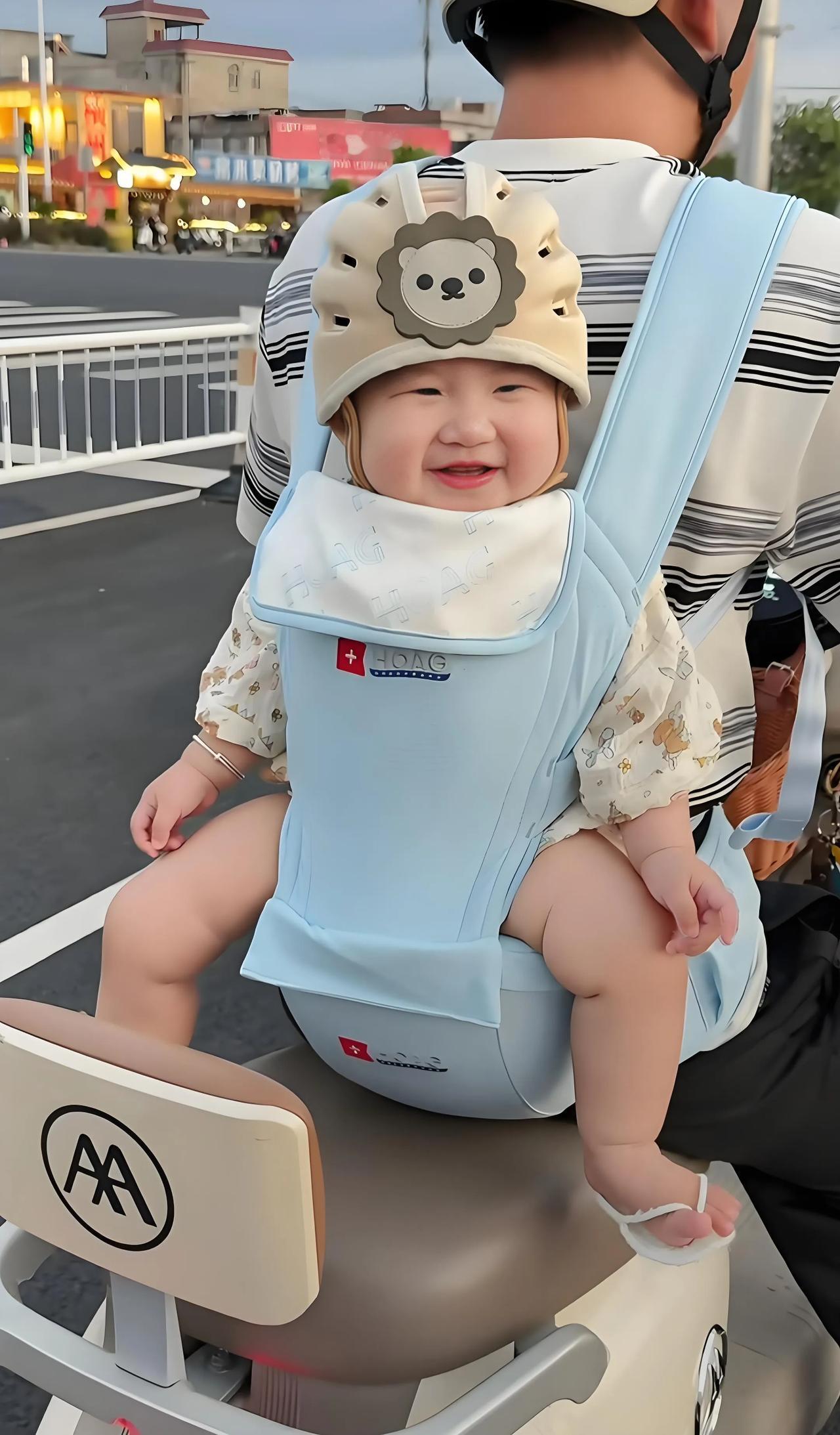 等红绿灯时，碰到一个穿着人字拖的宝宝，简直太可爱了！